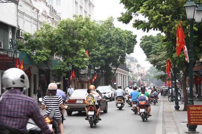 ...tr&ecirc;n phố Tr&agrave;ng Thi.