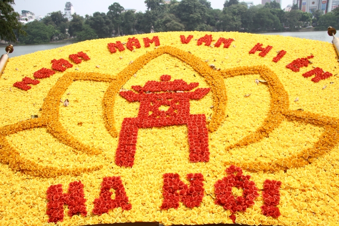 Biểu ngữ được trang tr&iacute; rất cầu kỳ v&agrave; kỹ lưỡng....