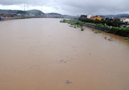 Dự báo thời tiết ngày 11/10: Lũ tràn, cảnh báo triều cường trên các sông tại Nam Bộ