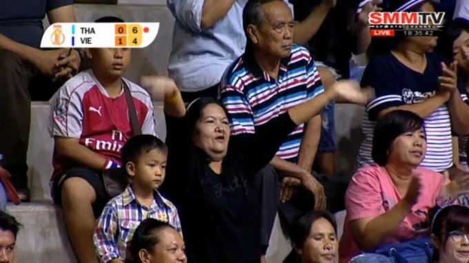 Cổ động vi&ecirc;n cho tuyển Th&aacute;i Lan tr&ecirc;n s&acirc;n nh&agrave;