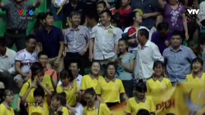 D&ugrave; đầu tuần, nhưng nh&agrave; thi đấu vẫn thu h&uacute;t lượng kh&aacute;n giả lớn đến xem v&agrave; cổ vũ