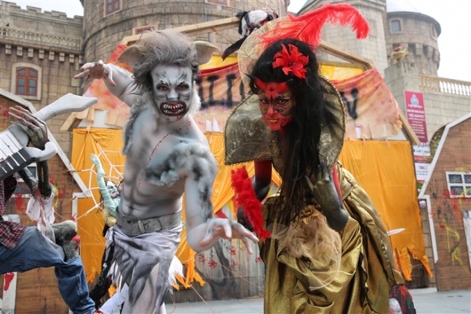 Tưng bừng đ&oacute;n m&ugrave;a lễ hội Halloween tại B&agrave; N&agrave; Hills