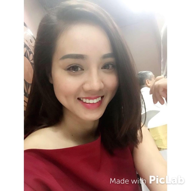 Vừa l&agrave;m ph&oacute;ng vi&ecirc;n, Ngọc H&agrave; cũng tranh thủ kinh doanh online tr&ecirc;n trang Facebook của m&igrave;nh.