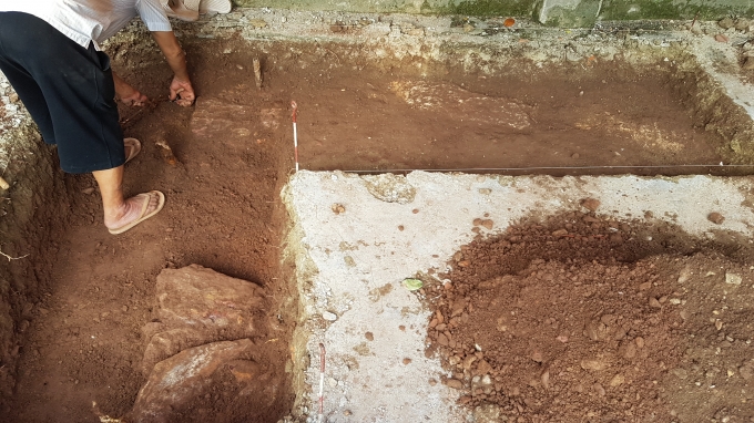 Dấu vết c&aacute;c lớp đ&aacute; xếp ngay ngắn th&agrave;nh 2 h&agrave;ng tr&ugrave;ng với h&igrave;nh hố khảo cổ chữ L nghi l&agrave; m&oacute;ng của tường th&agrave;nh xưa.