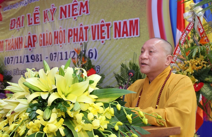 H&ograve;a thượng Th&iacute;ch Gia Quang, Ph&oacute; Chủ tịch HĐTƯ TWGHPG VN, Trưởng ban Trị sự Phật gi&aacute;o Cao Bằng đọc diễn văn khai mạc Lễ kỷ niệm.