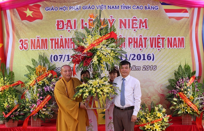 Ph&oacute; Chủ tịch UBND tỉnh Nguyễn Trung Thảo thay mặt Tỉnh ủy, HĐND, UBND, Ủy ban MTTQ&nbsp;tỉnh tặng lẵng hoa ch&uacute;c mừng Gi&aacute;o hội Phật Gi&aacute;o&nbsp;Việt Nam tỉnh.