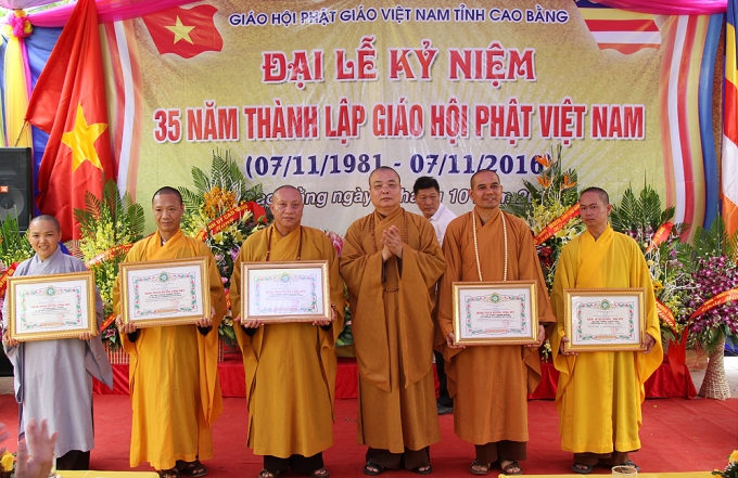 H&ograve;a thượng Th&iacute;ch Thanh Nhiễu, Ph&oacute; Chủ tịch Thường trực Hội đồng trị sự Trung ương GHPGVN tặng Bằng tuy&ecirc;n dương c&ocirc;ng đức cho tập thể Ban Trị sự GHPGVN tỉnh Cao Bằng v&agrave; c&aacute;c c&aacute; nh&acirc;n c&oacute; nhiều c&ocirc;ng đức trong c&ocirc;ng t&aacute;c Phật sự.