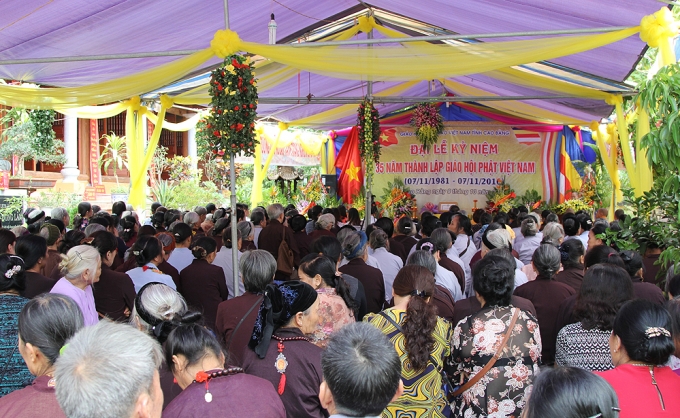 Đ&ocirc;ng đảo c&aacute;c Phật tử thạm dự buổi lễ.