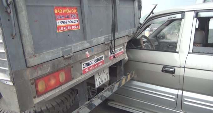 C&aacute;c xe d&iacute;nh chặt v&agrave;o nhau.