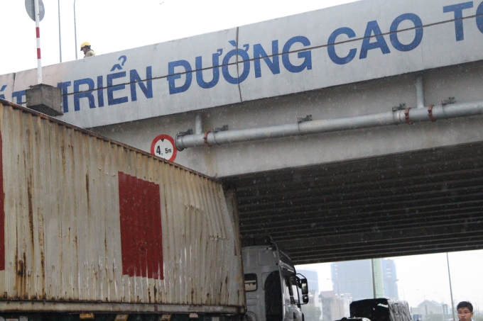 Xe container mắc kẹt dưới đường cao tốc.