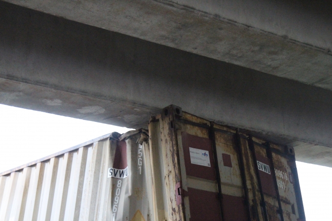 Th&ugrave;ng container bị m&oacute;p m&eacute;o.