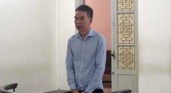 Mâu thuẫn trên bàn ăn, rút súng nã bạn