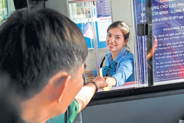 L&aacute;i xe phải trả ph&iacute; v&eacute; lượt tại trạm thu ph&iacute; Long Phước v&igrave; cao tốc TP.HCM - Long Th&agrave;nh - Dầu Gi&acirc;y chưa b&aacute;n v&eacute; th&aacute;ng - Ảnh: Ho&agrave;ng Minh