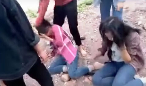 &nbsp;Vụ đ&aacute;nh nữ sinh tại Nghệ An Ảnh từ clip.