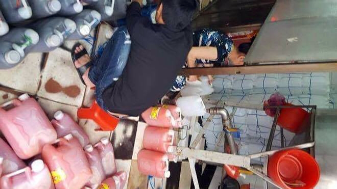 &nbsp;Tương ớt được sản xuất trong điều kiện kh&ocirc;ng đảm bảo vệ sinh. Ảnh: CAND