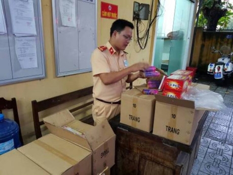 CSGT Thừa Thi&ecirc;n - Huế bắt giữ hơn 1.000 quả ph&aacute;o điện tr&ecirc;n xe kh&aacute;ch giường nằm. (Ảnh: GT)