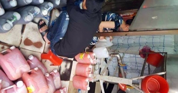 ‘Bắt sống’ hàng loạt cơ sở sản xuất tương ớt đầu độc người dân