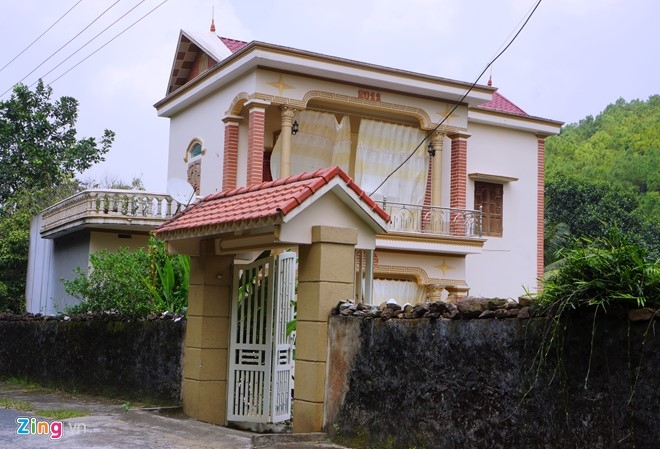 Theo quan s&aacute;t, dọc con đường đi l&ecirc;n khu bảo tồn thi&ecirc;n nhi&ecirc;n rừng sến c&oacute; rất nhiều căn nh&agrave; tầng được x&acirc;y dựng ki&ecirc;n cố. Những căn nh&agrave; n&agrave;y nằm c&aacute;ch nhau khoảng 100 m.