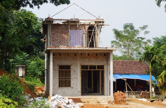 C&oacute; ng&ocirc;i nh&agrave; đang trong qu&aacute; tr&igrave;nh x&acirc;y dựng v&agrave; sắp sửa ho&agrave;n th&agrave;nh.