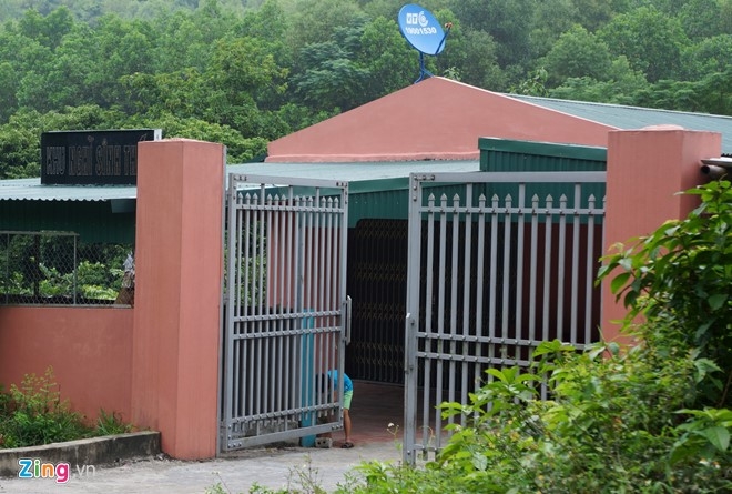 Ngo&agrave;i nh&agrave; ở, c&oacute; hai hộ d&acirc;n c&ograve;n tận dụng đất l&acirc;m nghiệp để x&acirc;y dựng nh&agrave; nghỉ sinh th&aacute;i. Trong h&igrave;nh l&agrave; một nh&agrave; nghỉ đ&atilde; ho&agrave;n th&agrave;nh v&agrave; đi v&agrave;o hoạt động kinh doanh.