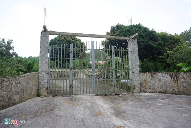 C&aacute;ch đ&oacute; kh&ocirc;ng xa, một khu nghỉ dưỡng kh&aacute;c đang x&acirc;y dựng tr&ecirc;n diện t&iacute;ch đất rộng r&atilde;i. Cửa cổng ch&iacute;nh lu&ocirc;n đ&oacute;ng.