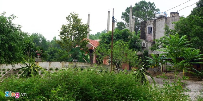 Ph&iacute;a b&ecirc;n trong khu n&agrave;y l&agrave; nhiều c&ocirc;ng tr&igrave;nh chưa được ho&agrave;n th&agrave;nh.