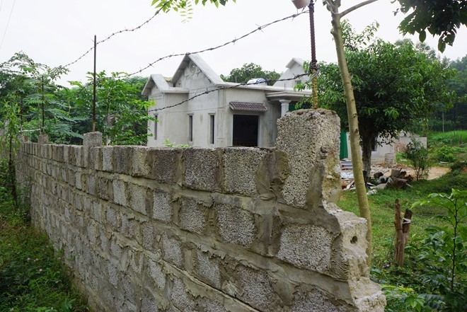 &Ocirc;ng Vũ Văn Hướng, C&aacute;n bộ Địa ch&iacute;nh x&atilde; H&agrave; T&acirc;n khẳng định 50 hộ d&acirc;n n&oacute;i tr&ecirc;n chưa c&oacute; hộ n&agrave;o được cấp chứng nhận Quyền sử dụng đất. Thế nhưng, nhiều hộ vẫn tự &yacute; x&acirc;y dựng c&aacute;c c&ocirc;ng tr&igrave;nh nh&agrave; ở tr&ecirc;n đất l&acirc;m nghiệp của rừng sến Tam Quy.