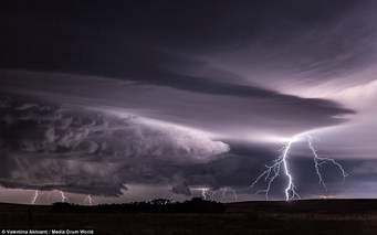 Mưa lớn tr&ecirc;n diện rộng, lũ qu&eacute;t, sạt. Ảnh minh họa