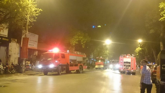 Lực lượng cơ quan chức năng c&oacute; mặt để cứu hỏa kịp thời.