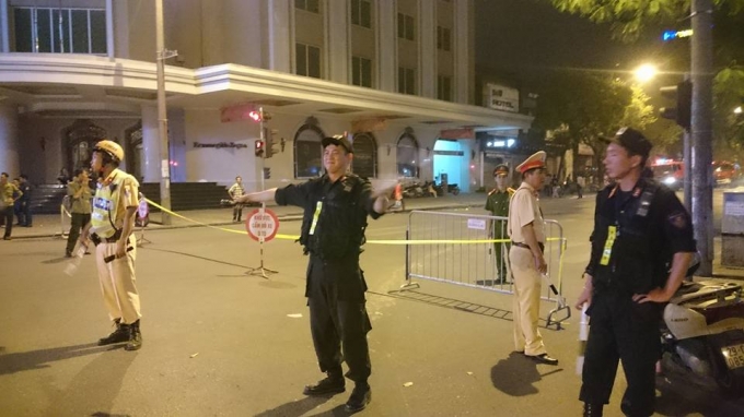 Nhưng để đảm bảo an to&agrave;n cho khu d&acirc;n cư v&agrave; khu thương mại Tr&agrave;ng Tiền plaza gần đ&oacute;, Sở PCCC vẫn huy động th&ecirc;m xe bơm giảm &aacute;p tại khu xưởng in trong ng&otilde; 22 Hai B&agrave; Trưng. &nbsp;