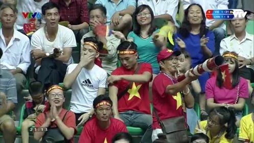 Cổ động vi&ecirc;n H&agrave; Nam d&agrave;nh t&igrave;nh y&ecirc;u cho Giải b&oacute;ng chuyền nữ Quốc tế VTV