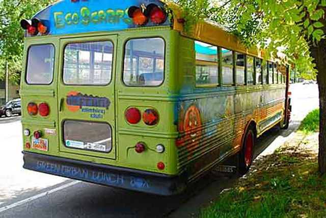 Lạ l&ugrave;ng trồng rau trong&hellip; xe bu&yacute;t