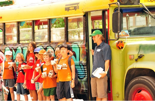 Lạ l&ugrave;ng trồng rau trong&hellip; xe bu&yacute;t