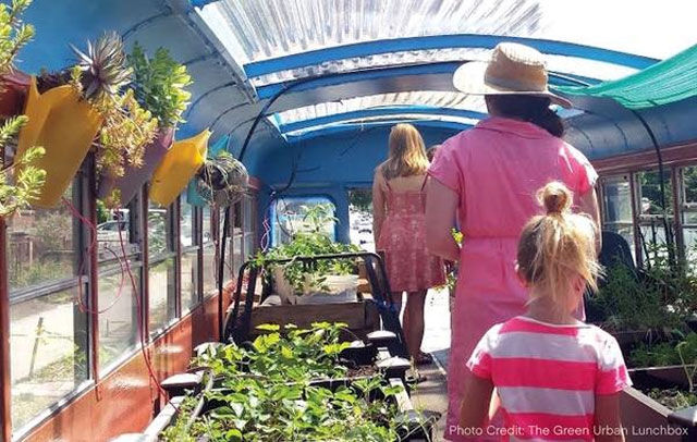 Lạ l&ugrave;ng trồng rau trong&hellip; xe bu&yacute;t