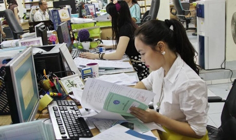 Cải c&aacute;ch tiền lương để n&acirc;ng cao chất lượng c&ocirc;ng vụ. (Ảnh minh họa)