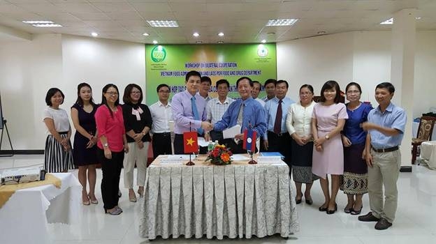 TS.Nguyễn Thanh Phong v&agrave; TS.Thomsavy tiến h&agrave;nh k&yacute; kết MOU