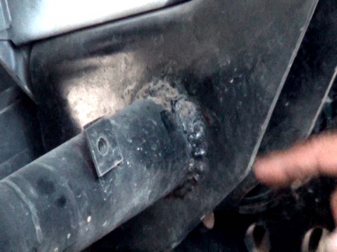 Mối h&agrave;n tại bộ phận sắt-xi được kh&ocirc;ng c&ograve;n nguy&ecirc;n bản đ&acirc;y được cho l&agrave; nguy&ecirc;n nh&acirc;n dẫn đến hiện tượng xe bị rung lắc.