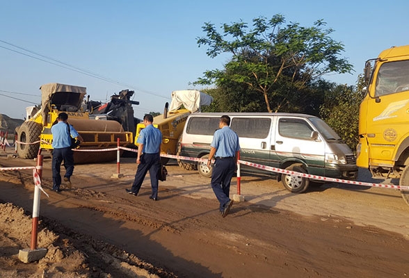 Hiện trường Thanh tra giao th&ocirc;ng Cục Quản l&yacute; Đường bộ I dừng, giữ tr&aacute;i ph&eacute;p c&aacute;c phương tiện đang thi c&ocirc;ng của C&ocirc;ng ty TNHH Đầu tư v&agrave; X&acirc;y dựng Phương Anh.