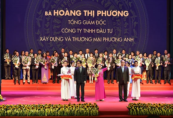 B&agrave; Ho&agrave;ng Thị Phương &ndash; Tổng gi&aacute;m đốc C&ocirc;ng ty TNHH Đầu tư v&agrave; X&acirc;y dựng Phương Anh vừa được t&ocirc;n vinh l&agrave; Doanh nh&acirc;n Việt Nam ti&ecirc;u biểu năm 2016.