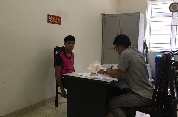 Đối tượng T&ugrave;ng tại CA phường Ng&atilde; Tư Sở. Ảnh: D.H.