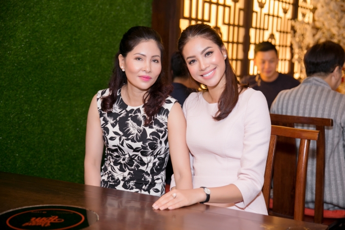 Hoa hậu Phạm Hương c&ugrave;ng mẹ dự sự kiện đầy nh&acirc;n văn về l&agrave;m đẹp