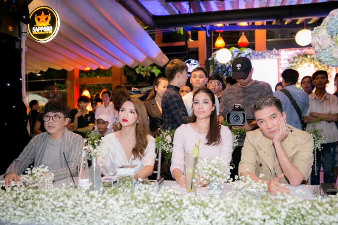 Hoa hậu Phạm Hương c&ugrave;ng mẹ dự sự kiện đầy nh&acirc;n văn về l&agrave;m đẹp