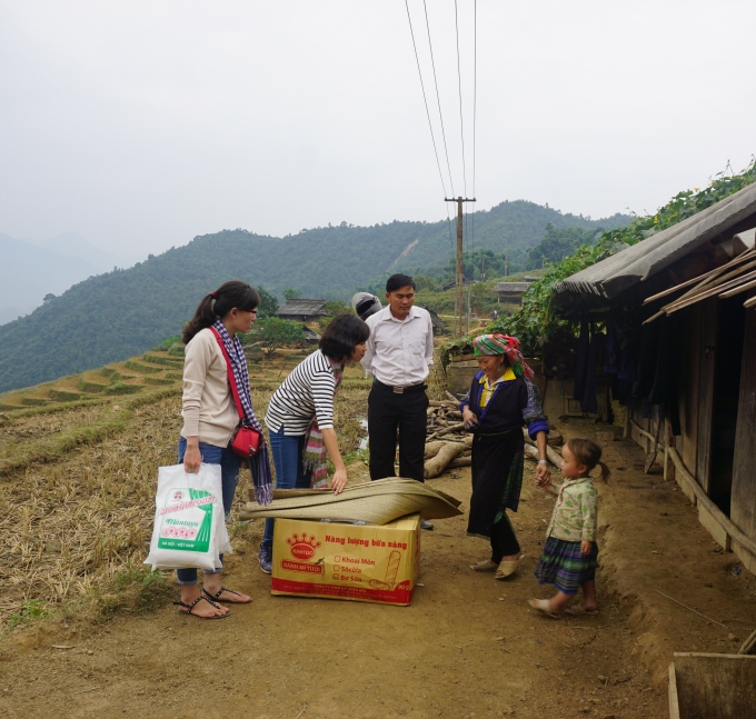 Li&ecirc;n chi đo&agrave;n khoa Việt Nam học trường Đại học Sư phạm H&agrave; Nội tặng qu&agrave; cho c&aacute;c ch&aacute;u tại&nbsp;tại x&atilde; Nậm Khắt huyện M&ugrave; Cang Chải tỉnh Y&ecirc;n B&aacute;i.