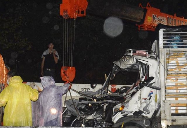 Cơ quan chức năng phải sử dụng đến cần cẩu chuy&ecirc;n dụng để t&aacute;ch rời 2 chiếc xe gặp nạn, cả t&agrave;i xế v&agrave; phụ xe người Quảng Ng&atilde;i bị mắc kẹt trong cabin.