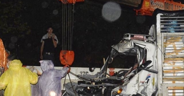 Hà Tĩnh: Xe tải đâm đuôi xe tải, 2 người tử vong