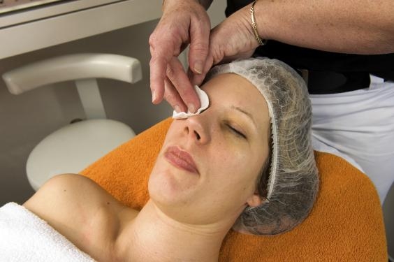 Đắp mặt nạ bằng ch&iacute;nh nước tiểu của m&igrave;nh - phương ph&aacute;p l&agrave;m đẹp mới nở rộ. Ảnh: Internet