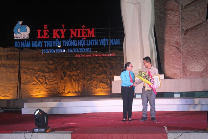 B&agrave; Nguyễn Thị Hồng Nhung &ndash; Tỉnh ủy vi&ecirc;n, B&iacute; thư Tỉnh đo&agrave;n, Chủ tịch Hội LHTN VN tỉnh Bến Tre tặng giấy khen cho đại diện Tập đo&agrave;n T&acirc;n Hiệp Ph&aacute;t.