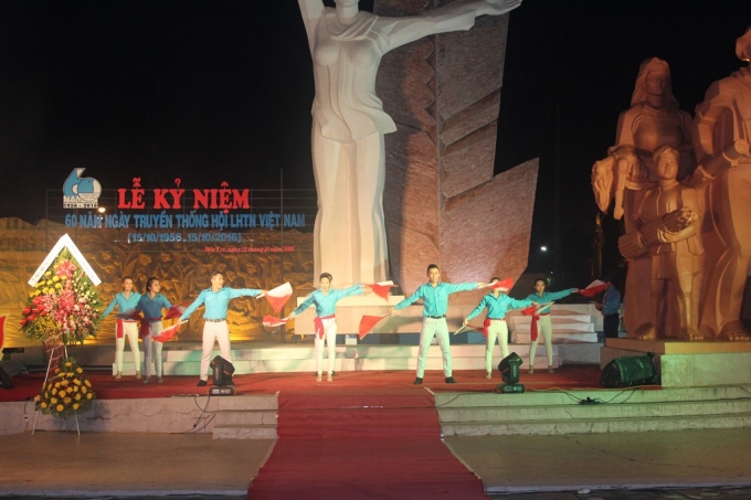 C&aacute;c tiết mục văn nghệ trong lễ kỷ niệm.