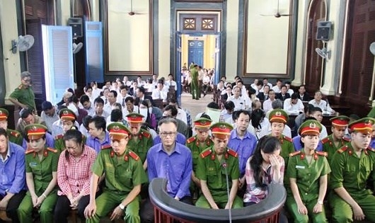 C&aacute;c bị c&aacute;o tại t&ograve;a.