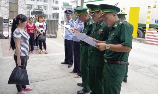 Cẩn trọng với “cò” lao động “chui”